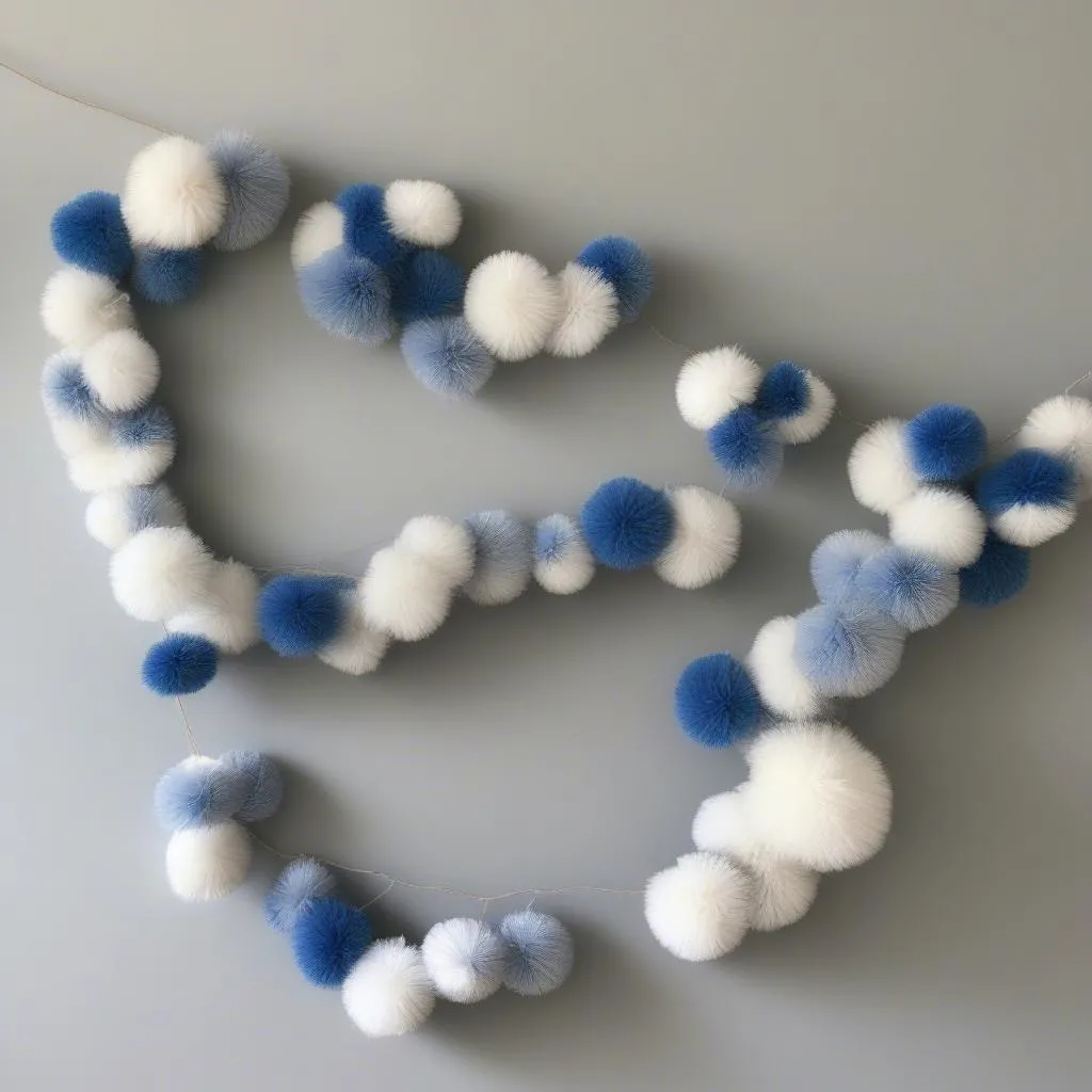 Guirlande de pompons bleus et blancs