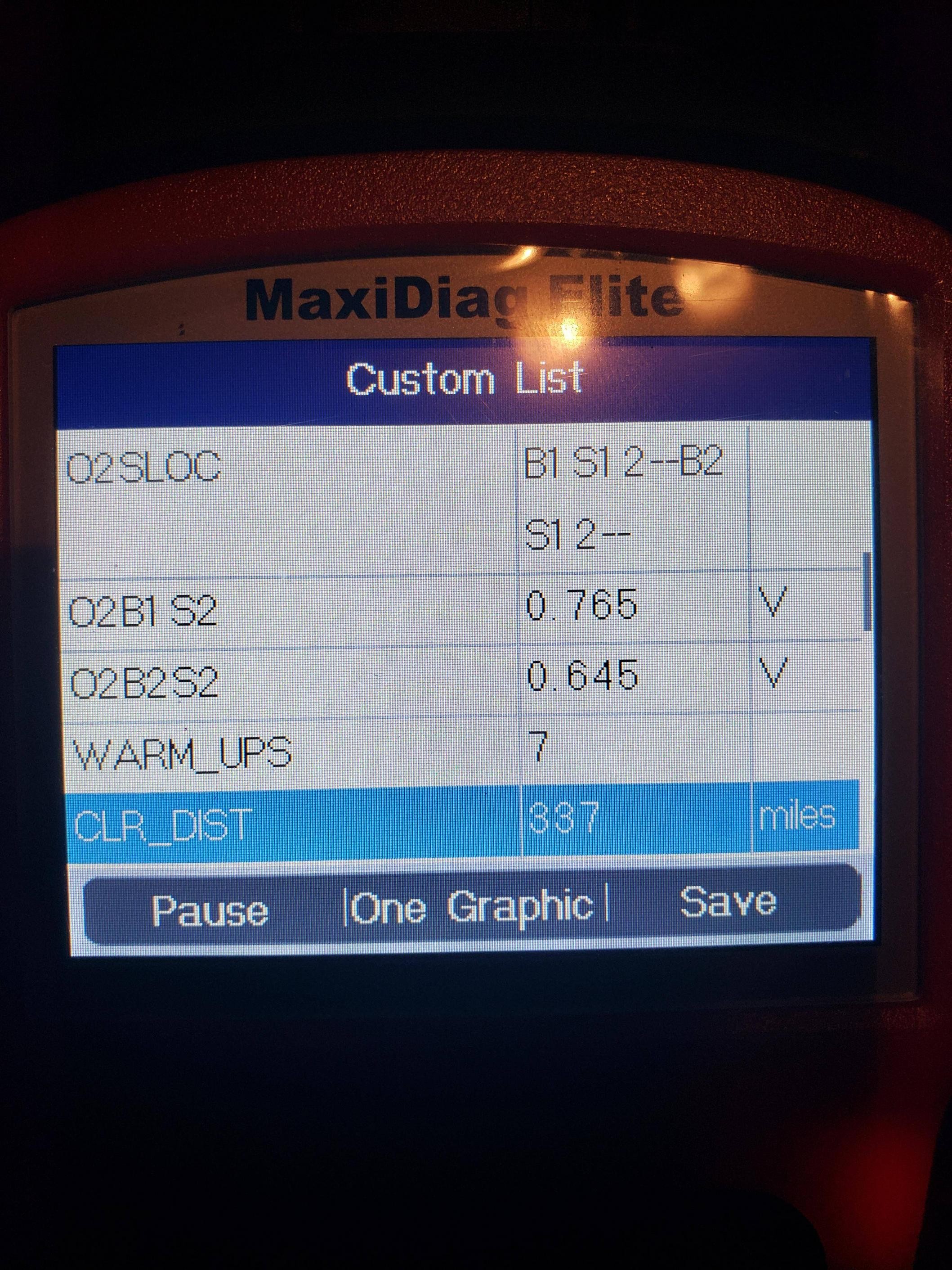 Ford O2 sensor data displayed on an Autel scanner, showing live voltage readings.